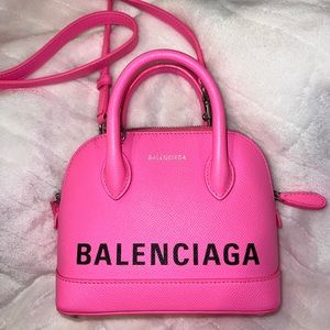 BRIGHT PINK 
LEATHER 
SIZE (WxHxD):
7.48" X 5.91" X 3.15"